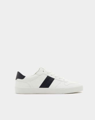 Sneakers with stripe