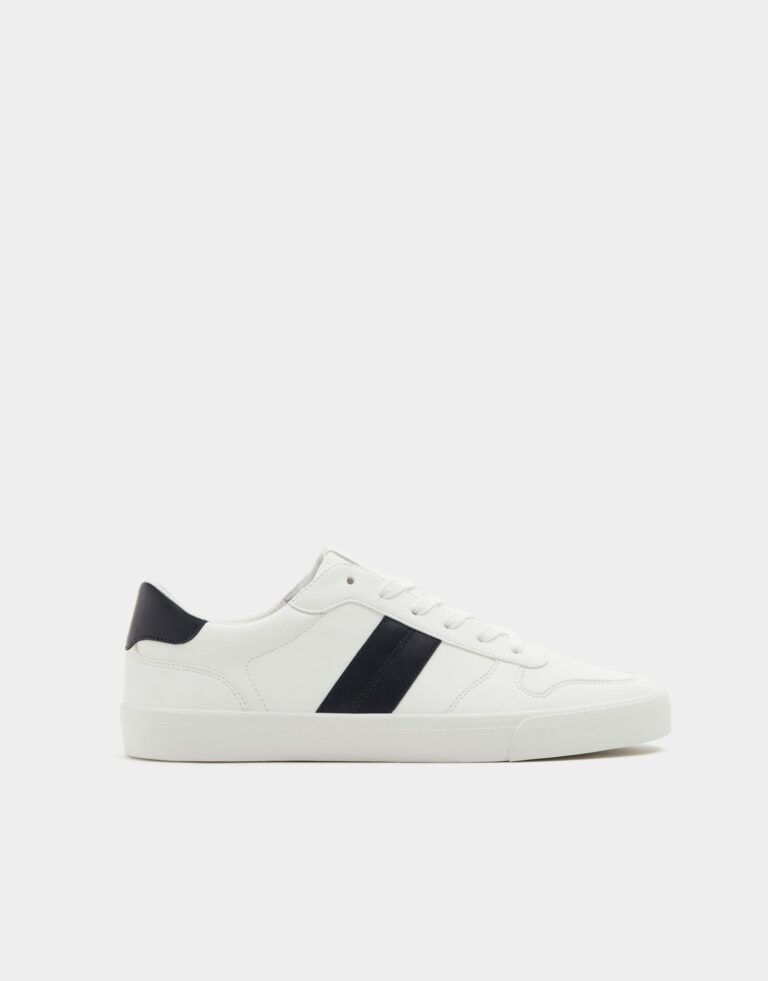 Sneakers with stripe